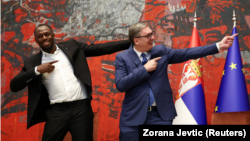 Olimpijski šampion Jusein Bolt i predsednik Srbije Aleksandar Vučić su pre obraćanja medijima u Beogradu zauzeli čuvenu Boltovu pobedničku pozu, 17. jun 2025.