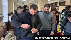 ირაკლი პაპიაშვილი და მისი თანმხლები პირი, რომელიც მის უსაფრთხოებაზე ზრუნავს.