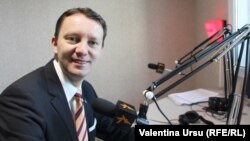 Siegfried Mureșan în studioul Europei Libere de la Chișinău, imagine de arhivă.