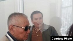 Журналист и гражданский активист Жанболат Мамай (справа) в суде перед началом слушаний. Алматы, 31 марта 2017 года.