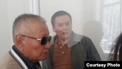 Журналист и гражданский активист Жанболат Мамай (справа) в суде перед началом слушаний по заявлениям его адвоката. Алматы, 31 марта 2017 года.