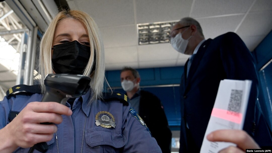 Policajka na graničnom prijelazu Bregana između Hrvatske i Slovenije skenira pasoš, juni 2021. 