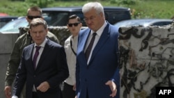 Ukrainian Foreign Minister Andriy Sybiha (right) and his German counterpart, Johann Wadephul (left,) walk before talks in Kyiv on June 30. 