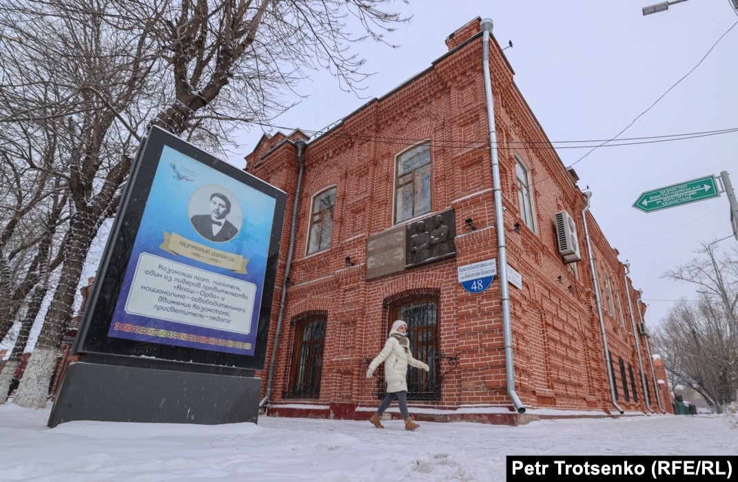 Орыстың жігіттері аяқтарын жалайды Орыстың жігіттері аяқтарын жалайды