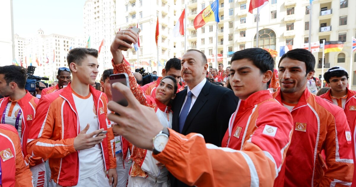 Сүт сүті порно Бальзак жасындағы жалаңаш әйелдер шұлық киген