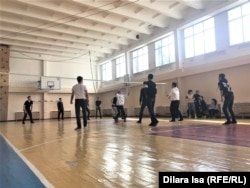Урок физкультуры в школе во время пандемии коронавируса. Старшеклассники играют в волейбол. Шымкент, 2 марта 2021 года.