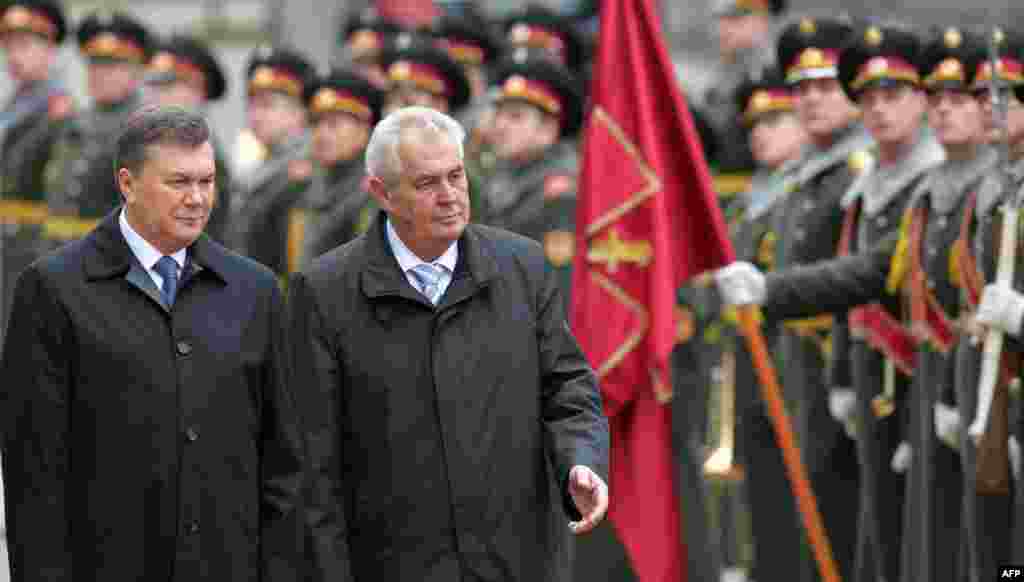 Președinții Viktor Ianukovici al Ucrainei și Milos Zeman al Cehiei trec în revistă garda de onoare la întîlnirea lor de la Kiev, la 21 octombrie 2013.