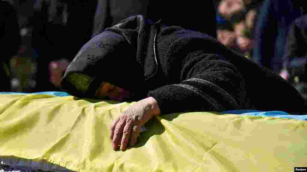 Kosovë: Një grua shqiptare duke qarë mbi arkivolin e djalit të saj, një luftëtar i Ushtrisë Çlirimtare të Kosovës (UÇK), i vrarë në vitin 1999. Sipas Fondit për të Drejtën Humanitare, afër 2.000 luftëtarë të UÇK-së u vranë gjatë luftës në Kosovë.Ukrainë: Nëna e majorit Ivan Skrypnyk duke qarë mbi arkivolin e djalit të saj, i cili vdiq si pasojë e sulmit të kryer nga Rusia me raketa në bazën ushtarake ukrainase në Javoriv. Në fillim të vitit 2026, presidenti ukrainas, Volodymyr Zelensky, tha se 55 mijë ushtarë ukrainas janë vrarë në mbrojtje të Ukrainës që nga fillimi i luftës më 2022. Megjithatë, numri i saktë i të vrarëve nuk dihet.