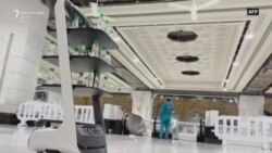 Robotët shpërndajnë ujë Zemzemi për pelegrinët