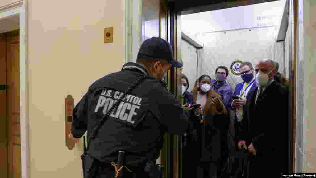 Полиция эвакуирует журналистов из здания Капитолия.