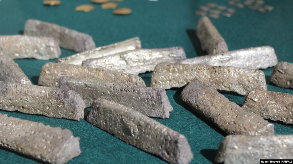 Сомми грошові XIV-XV століть, знайдені при розкопках фортеці Алустон (сучасна Алушта) в 1990 році