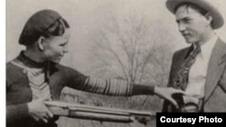 ბონი პარკერის და კლაიდ ბეროუს ფოტო მათ შესახებ აშშ-ში გამოცემული წიგნის ყდაზე