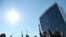 Umjetnici i aktivisti nevladinih organizacija iz cijele BiH pred zgradom Zajedničkih institucija BiH iskazuju protest na godišnjicu od općih izbora, 3. oktobar 2011.