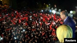 Эрдогандын жактоочулары. Стамбул, 16-апрель, 2017-жыл. 