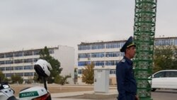 Diňle: 'Millilik' talaplary ýokarlanýar, polisiýa köçede 'satyjy' boldy