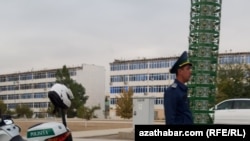 Сотрудник дорожной полиции наблюдает за дорогой в Ашхабаде