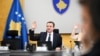 Kryeministri në detyrë i Kosovës, Albin Kurti, duke votuar në një mbledhje të Qeverisë në detyrë. Foto nga arkivi.