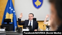 Kryeministri në detyrë i Kosovës, Albin Kurti, duke votuar në një mbledhje të Qeverisë në detyrë. Foto nga arkivi.