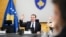 Kryeministri në detyrë i Kosovës, Albin Kurti, duke votuar në një mbledhje të Qeverisë në detyrë. Foto nga arkivi.