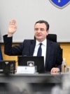 Kryeministri në detyrë i Kosovës, Albin Kurti, duke votuar në një mbledhje të Qeverisë në detyrë. Foto nga arkivi.