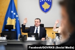 Kryeministri në detyrë, Albin Kurti, duke votuar gjatë një mbledhje të kabinetit qeverisës.