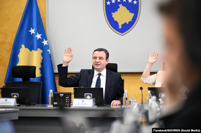 Kryeministri në detyrë, Albin Kurti, duke votuar gjatë një mbledhje të kabinetit qeverisës.