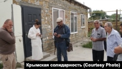Крымские татары пришли к дому Наримана Джеляла, в котором ранее был проведен обыск, 4 сентября 2021 года