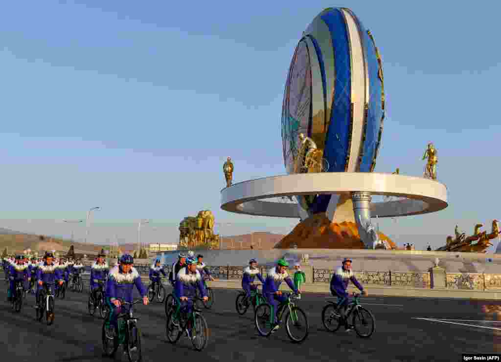 Agyr ykdysady krizisi başdan geçirýän Türkmenistan iýunda 30 metrlik welosipediň monumentini açdy.