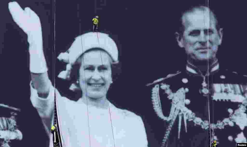 Фотография королевской семьи, сделанная в 1977 году, была вывешена на громадном полотне 25 мая 2012 года.&nbsp;