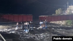 Разрушенный наводнением "Красный мост" в Дагестане