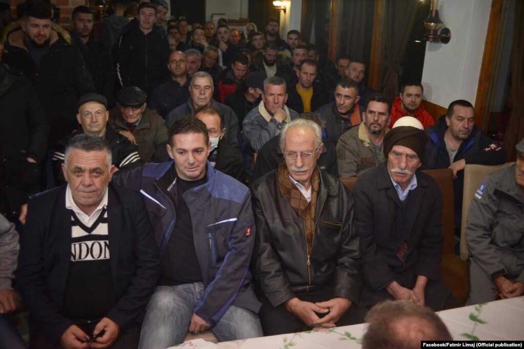 Kryetari i Nismës Socialdemokrate, Fatmir Limaj shihet në këtë organizim me siç ka thënë ish-pjesëtarë të Ushtrisë Çlirimtare të Kosovës. Në këtë fotografi shihet se asnjë person nuk bartë maskë. 25.01.2021, Vushtrri.