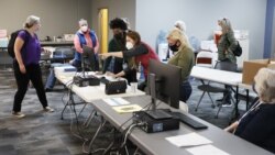 Glasački listići u odsustvu obrađuju se i verifikuju u Uredu za registraciju i izbore birača okruga Dekalb u Dekaturu, Džordžija