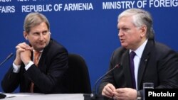 Foreign Minister Edward Nalbandian (R) and EU Commissioner for European Neighbourhood Policy and Enlargement Johannes Hahn give a joint press conference in Yerevan, 18Mar2015.