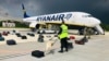 Охорона перевіряє багаж пасажирів після того, як рейс Ryanair, на якому летів Роман Протасевич, був змушений приземлитися в Мінську в травні 2021 року