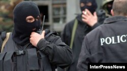 Для реагирования на возросшие террористические угрозы оппозиционеры требуют от властей принятия действенных мер по усилению работы спецслужб