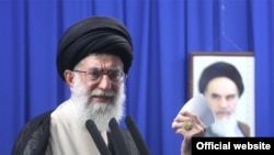 آیت‌الله خامنه‌ای به هنگام ایراد خطبه‌های نماز جمعه ۲۹ خرداد ۸۸