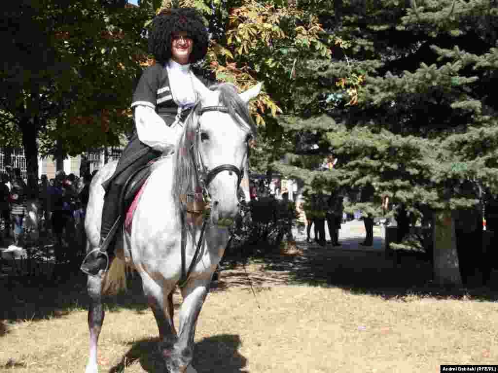 Мужчина в национальном костюме на улице Цхинвали - 20 сентября в Цхинвали прошел военный парад, посвященный празднованию Дня независимости самопровозглашенной республики Южная Осетия.