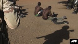 Prizonieri jihadiști în mâinile armatei din Mali, Africa. România va participa la operațiunea franceză din deșert “Takuba”.