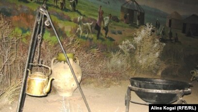 Әдемі жалаңаш кеудесі бар қыздардың суреттері