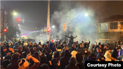 Protestele se intensifică în Teheran, în timp ce accesul la internet este restricționat în Iran