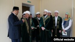 Татарстан мөфтие Камил Сәмигуллин (уртада) мөселман пансионаты белән таныша, 19 февраль.