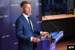 Peter Magyar, duke folur për mediat në Budapest më 12 prill.