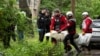 Рятувальники несуть тіло загиблого внаслідок удару російської атаки на Київ, 7 травня 2025 року
