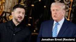 Президент США Трамп (справа) и президентом Украины Зеленским во время встречи во Флориде, США, 28 декабря 2025 года