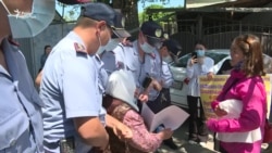 Сотый день протестов: участников акции у китайского консульства задержали