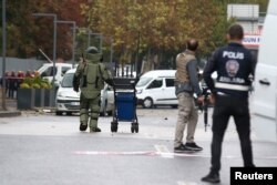 Një ekspert i asgjësimit të bombave në vendin e ngjarjes, pas një sulmi me bombë në Ankara, Turqi, 1 tetor 2023.
