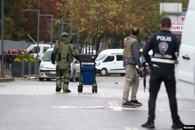 Një ekspert i asgjësimit të bombave në vendin e ngjarjes, pas një sulmi me bombë në Ankara, Turqi, 1 tetor 2023.