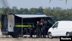 Polițiști pe aeroportul din Leipzig/Halle la 5 august, după descoperirea primei drone.