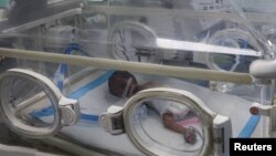 Beba u inkubatoru u bolnici Nasser, Kan Junis (fotoarhiv)