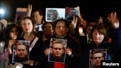 Njerëzit marrin pjesë në një protestë pas vdekjes së liderit opozitar rus, Alexei Navalny, pranë Ambasadës ruse në Kapara, Maltë, 19 shkurt 2024.